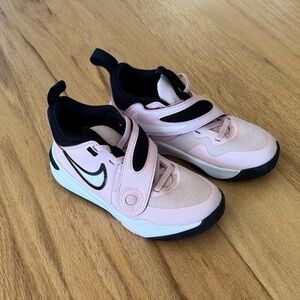 Nike kids team hustle D11 basketball shoe
Pink, white and black
Size: 12C
